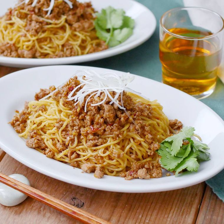 白い皿にのった汁なし担々麺