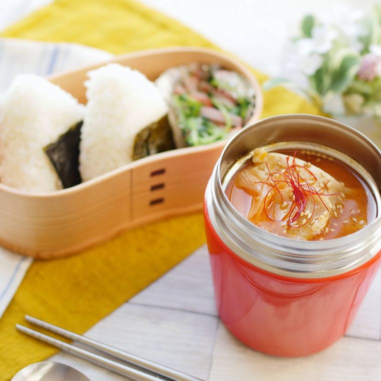 赤いスープジャーに入ったスンドゥブチゲと、わっぱに入ったおにぎりやおかず