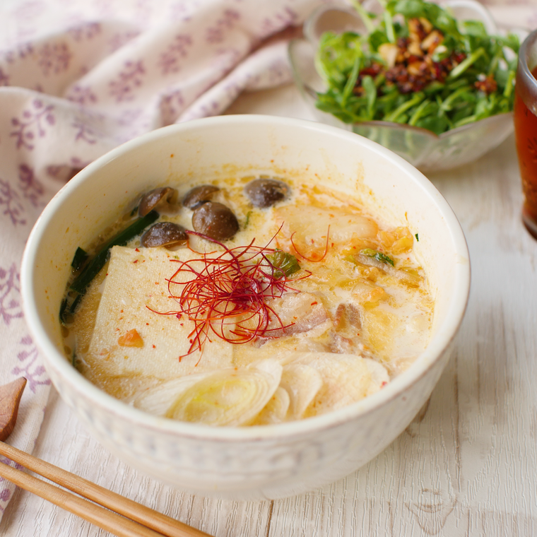 白いお椀に入っている豚肉としめじの豆乳スンドゥブ風スープ
