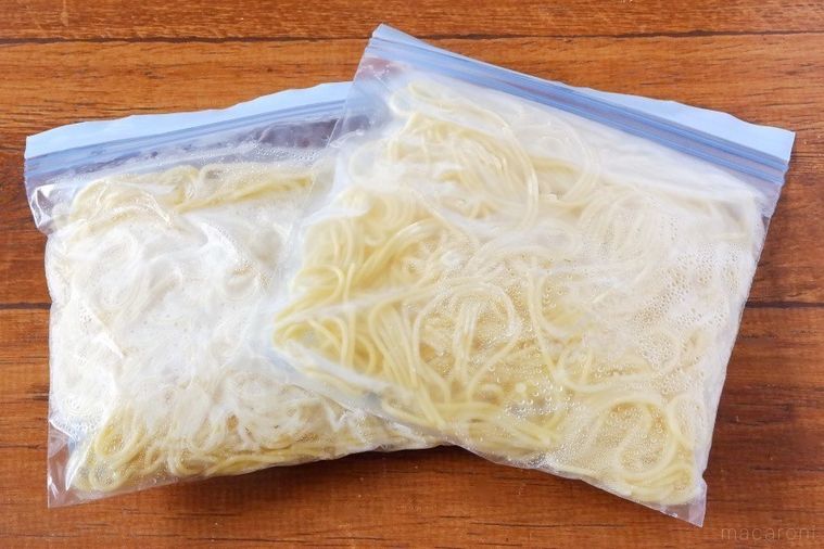 ジッパー付き保存袋に入った冷凍パスタ