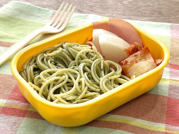 バジルパスタが入ったお弁当