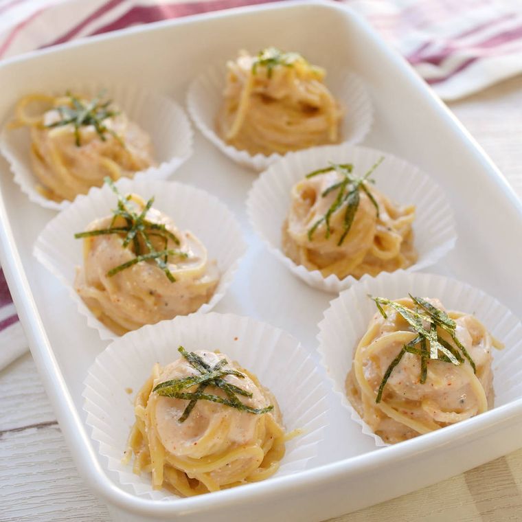 小分けにして白い容器に並べたひとくち明太クリームパスタ