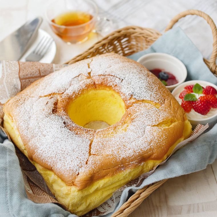 かごに入ったスクエアシフォンケーキ