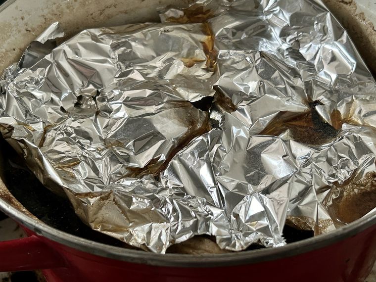 ソーキが煮汁から出ないようにアルミホイルで落とし蓋をして煮ているところ