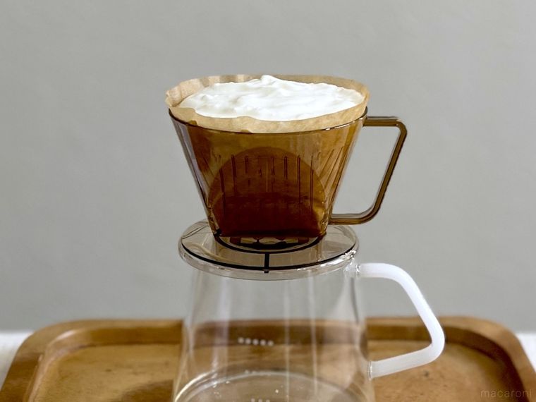 コーヒーフィルターでヨーグルトを水切りしている様子