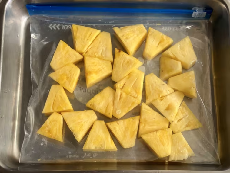 保存袋に入ったパイナップル
