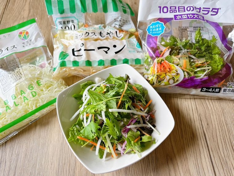 皿に盛り付けたカット野菜と袋入りカット野菜