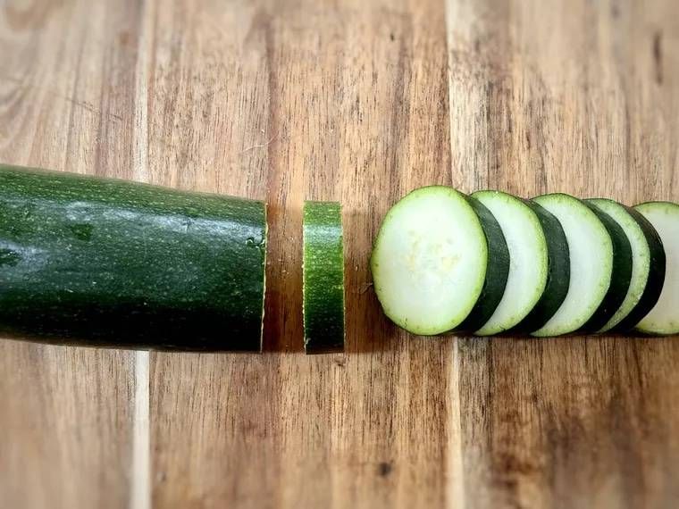 ズッキーニを切っている様子