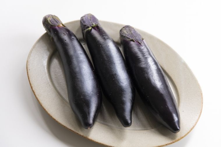 丸皿に川の字に並べられたナス