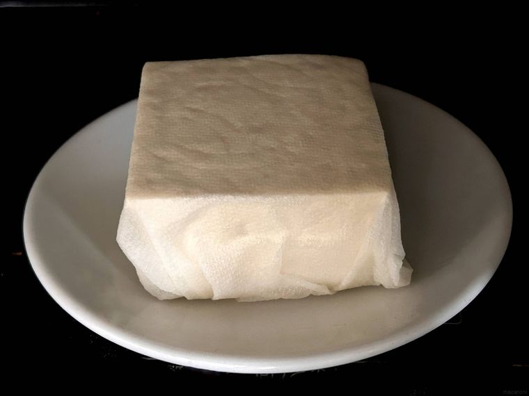 キッチンペーパーで包んだ木綿豆腐が電子レンジに入っているところ