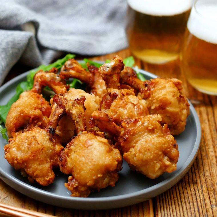 グレーの皿に盛られた鶏手羽元のチューリップ唐揚げ