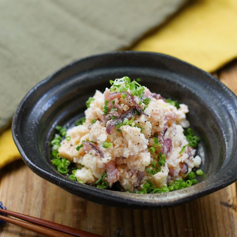 黒い器に盛り付けられた塩辛とクリームチーズのポテトサラダ