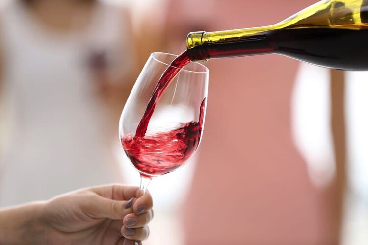 脚を持つのはマナー違反 ワイングラスの正しい持ち方とは Macaroni