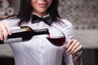 脚を持つのはマナー違反 ワイングラスの正しい持ち方とは Macaroni