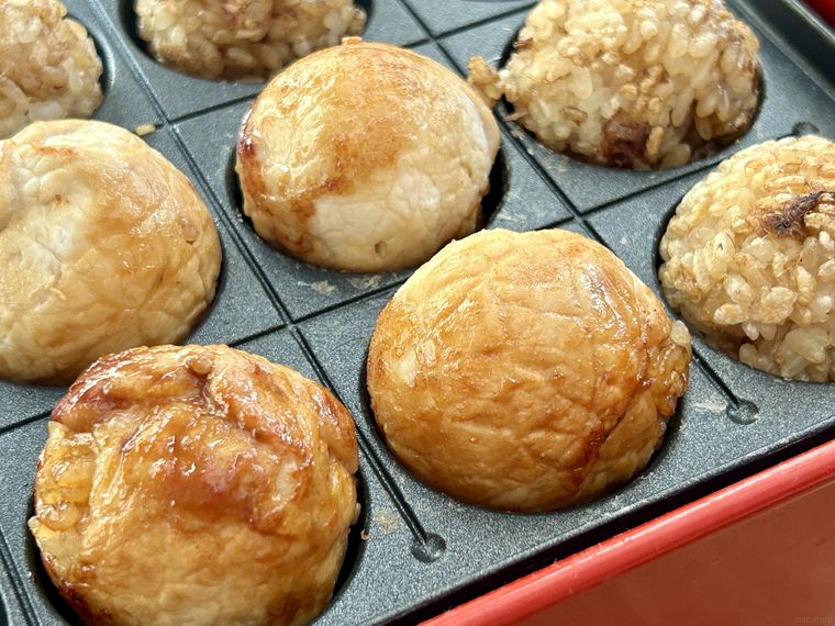 たこ焼き器を使って作ったおにぎりがホットプレートにできあがったところ