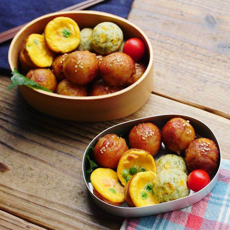 ふたつの弁当箱に詰められたコロコロお子様弁当