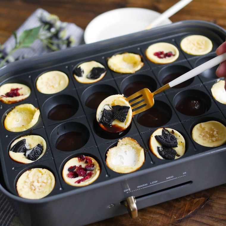 たこ焼き器でチョコフォンデュチーズケーキを焼いている様子