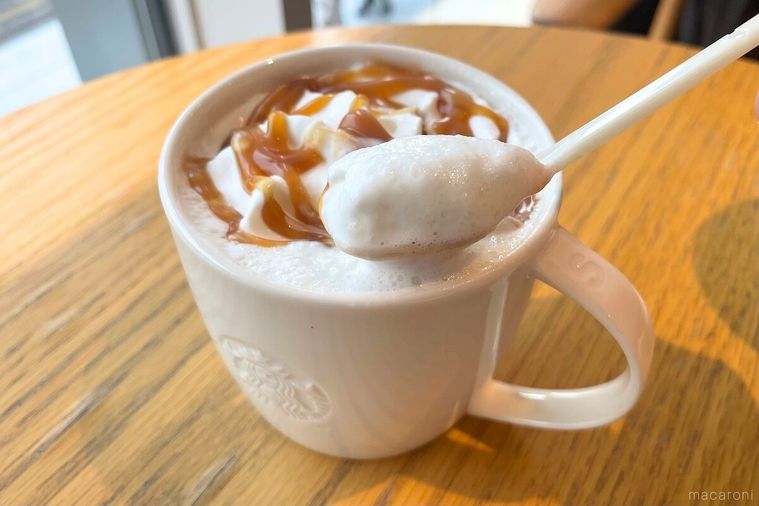 ホワイトホットチョコレートのホイップをすくっている状態