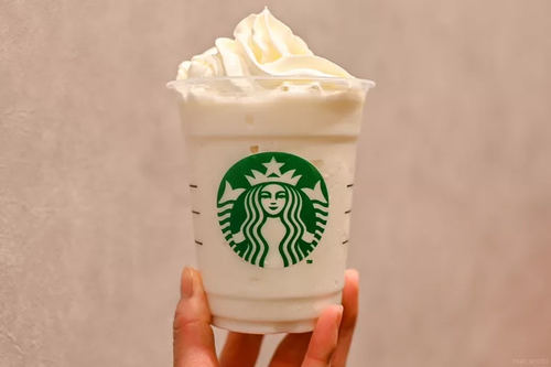 カスタマイズされたバニラ クリーム フラペチーノを手で持っている様子