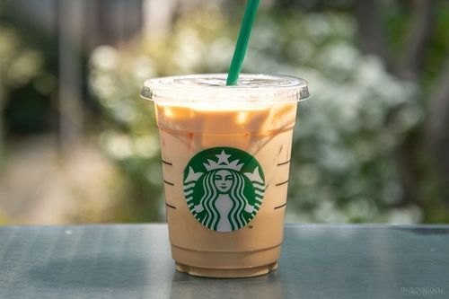 カスタマイズしたチャイ ティー ラテが黒いテーブルに置かれている様子