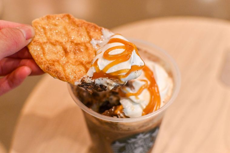 ドリンクのトッピングをクッキーですくっているところ