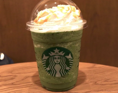 カスタムされた抹茶 クリーム フラペチーノが置かれている