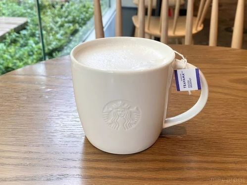 テーブルに置かれたイングリッシュブレックファーストティーラテ