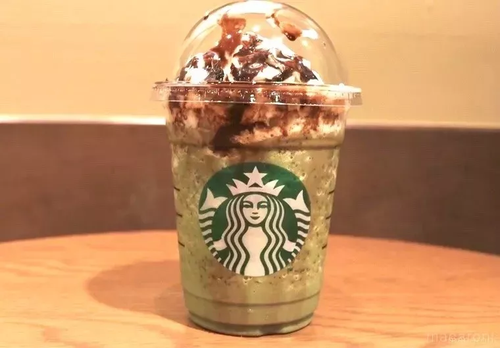 カスタムされた抹茶 クリーム フラペチーノが置かれている