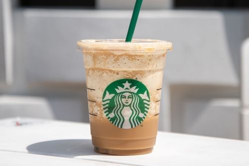 カスタマイズしたコーヒー フラペチーノが白いテーブルに置かれている様子