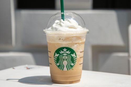 エスプレッソショットを追加したバニラクリームフラペチーノが白いテーブルに置かれている様子