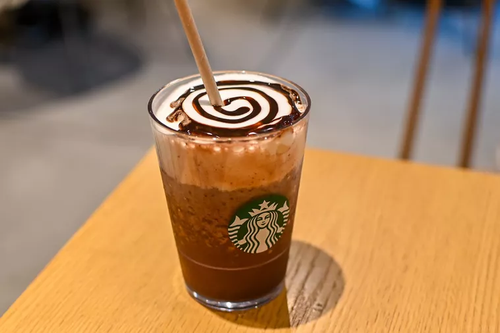 カスタマイズされたダーク モカ チップ フラペチーノがテーブルに置かれている