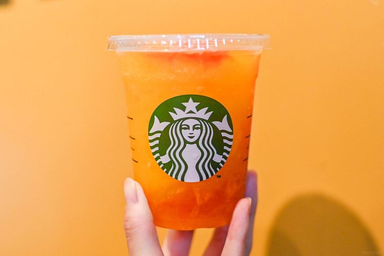ドリンクを持っているところ