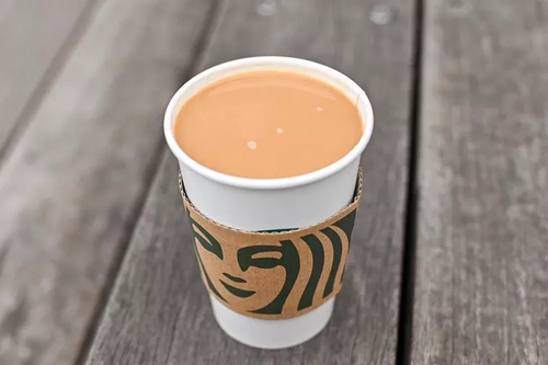 カスタムされたカフェ ミストがテーブルに置かれている