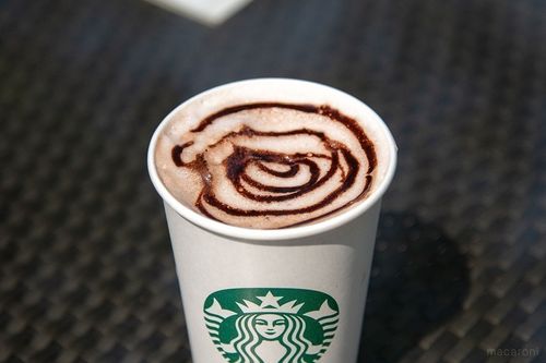 テーブルに置かれたココアカプチーノ