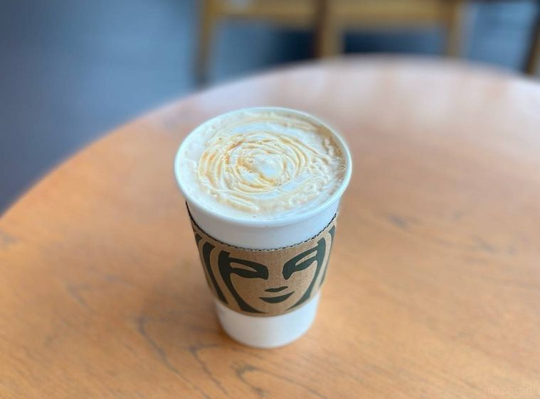 ホイップクリームをトッピングしたドリップコーヒー