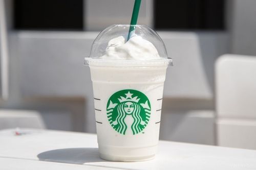 カスタマイズしたバニラ クリーム フラペチーノが白いテーブルに置かれている様子
