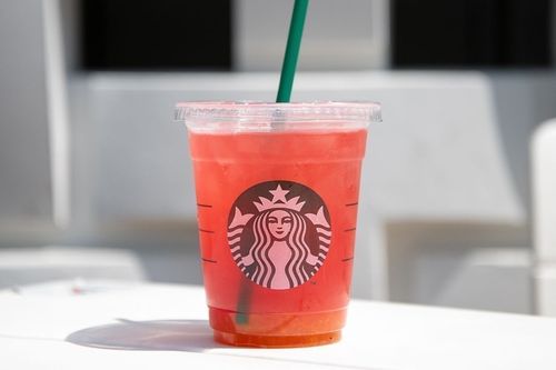 カスタマイズしたゆず シトラス  ティーが白いテーブルに置かれている様子