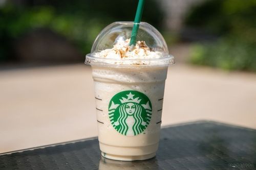 チャイシロップに変更したバニラ クリーム フラペチーノが黒いテーブルに置かれている様子
