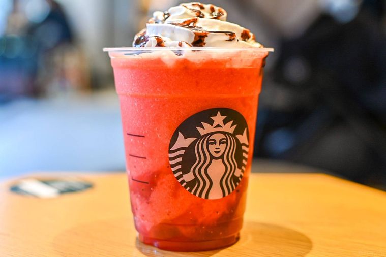 ライトアイスにしチョコソースをかけたTHE 苺 フラペチーノ®