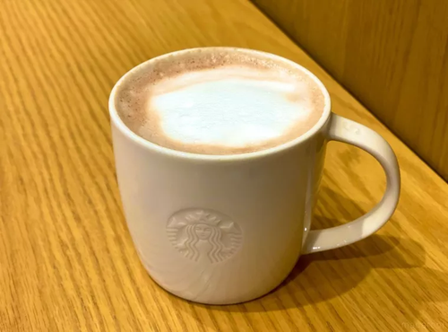 カスタマイズされたカフェ モカがテーブルに置かれている