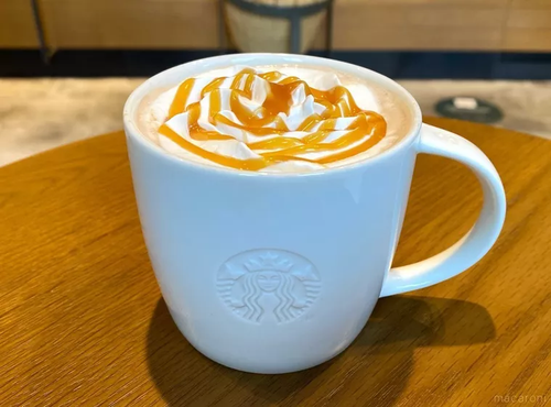カスタマイズされたカフェ モカがテーブルに置かれている