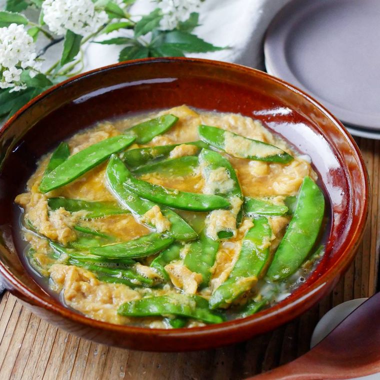 皿に盛り付けられた絹さやの卵とじ