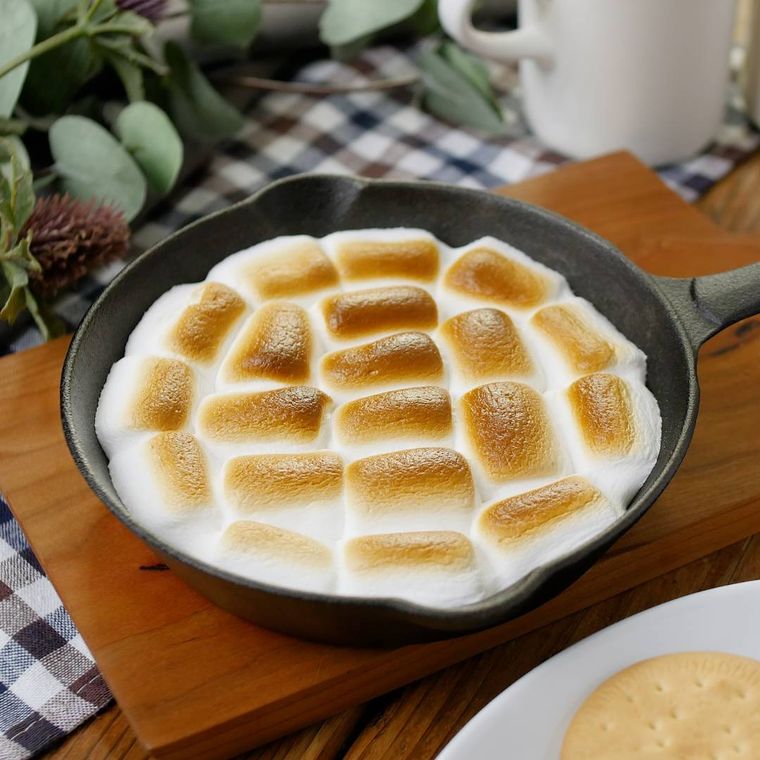 トースターで作ったこんがり焼けたスモアがスキレットに入っているところ