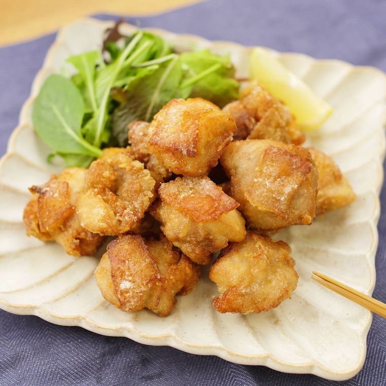 皿に盛り付けられた鶏もも肉の唐揚げ