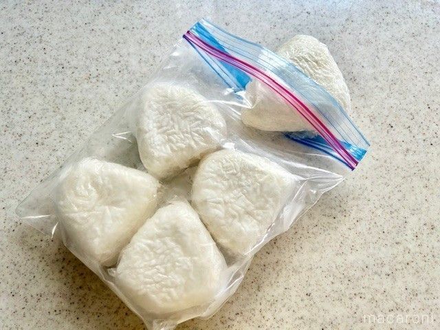 冷凍用保存袋に入った冷凍おにぎり