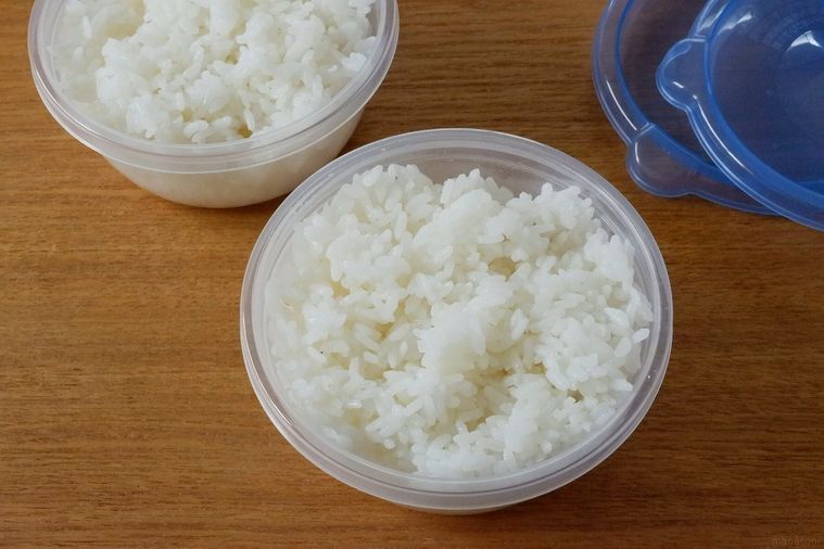 冷凍ごはんの専用容器に盛ったごはん