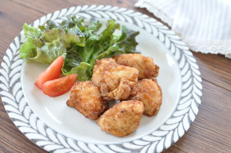 鶏むね肉の唐揚げを器に盛り付けた様子