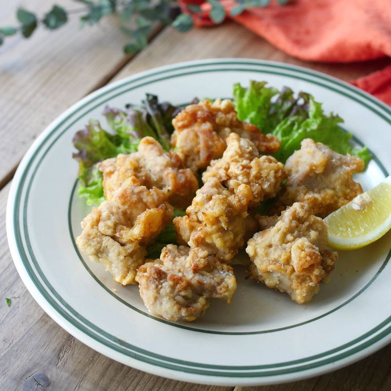 白い丸皿に盛り付けた鶏の唐揚げ