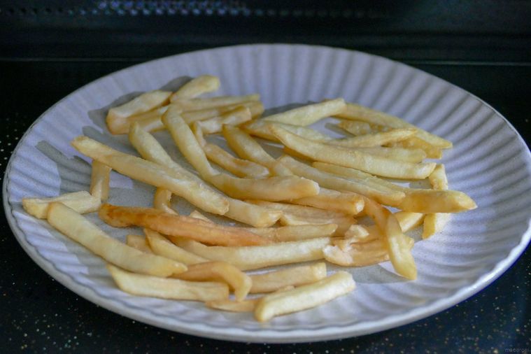 マックポテトを皿に並べて電子レンジで加熱する様子