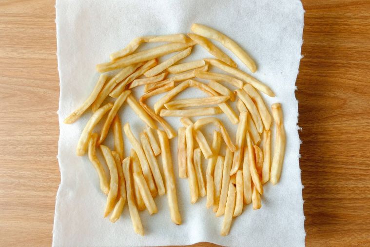 キッチンペーパーに重ならないよう広げられたマックポテト